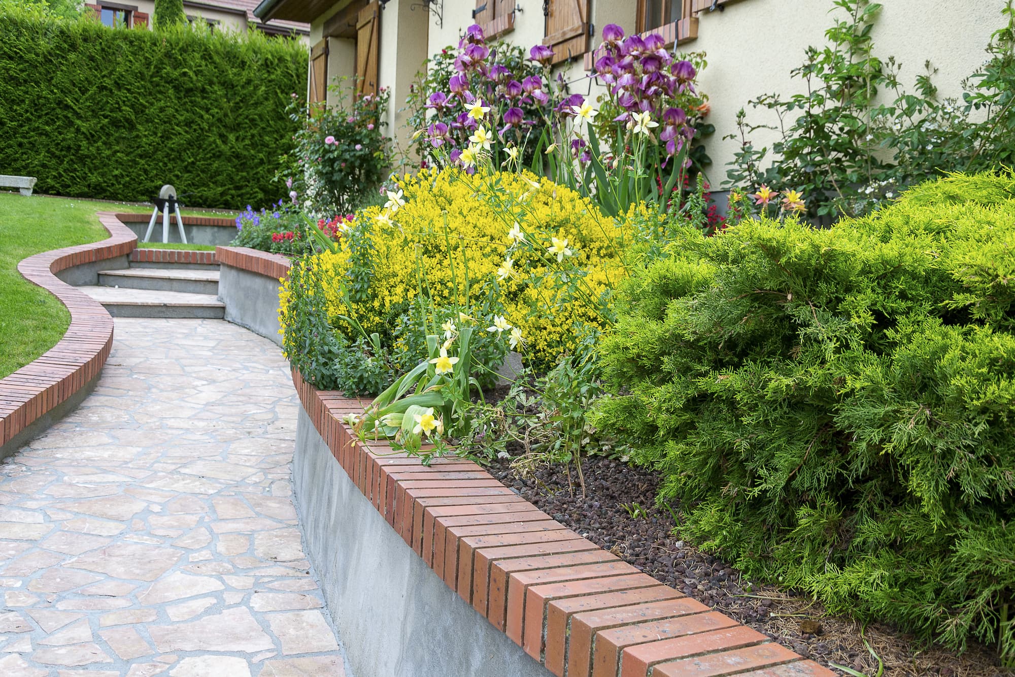 Quels sont les avantages des murets et bordures en pierres naturelles dans votre jardin ? Colmar